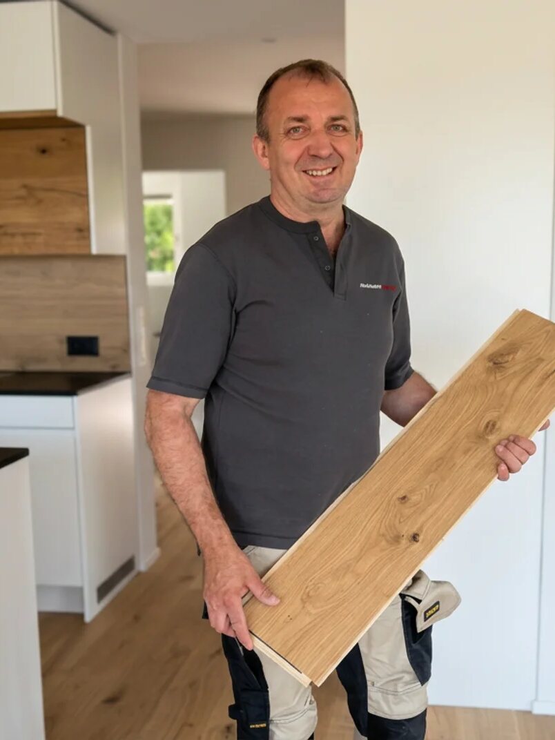 Daniel Stirnimann mit einer Holzdiele in der Hand